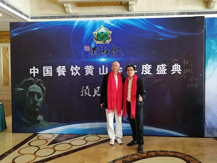 李小飛與黃山會(huì)秘書長(zhǎng)合影.jpg 李小飛與黃山會(huì)秘書長(zhǎng)合影.jpg